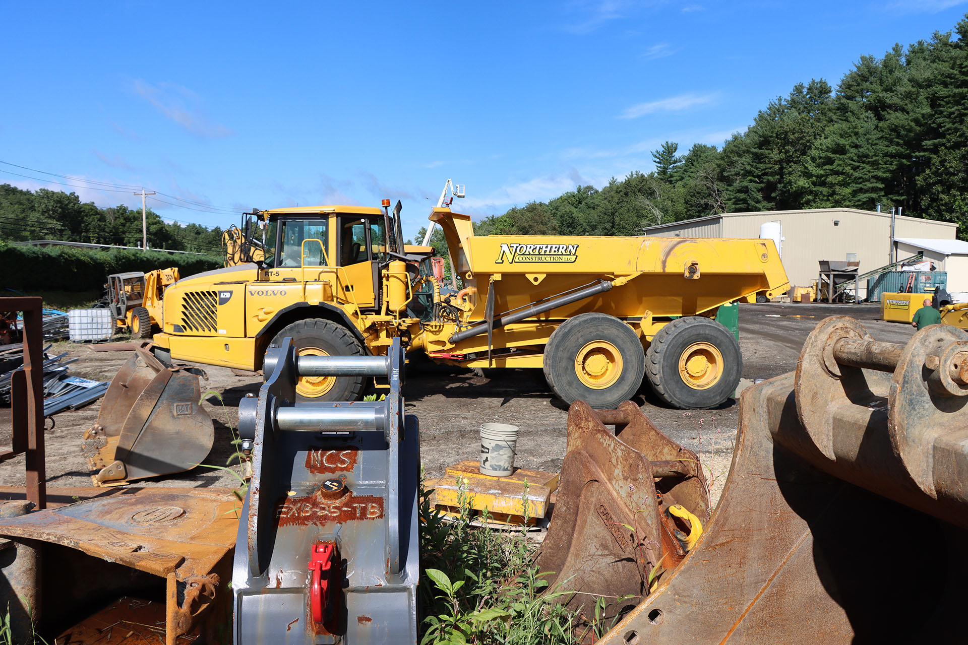 Northern Construction Equipment Yard with a TennaBLE Steel Puck tracking a bucket