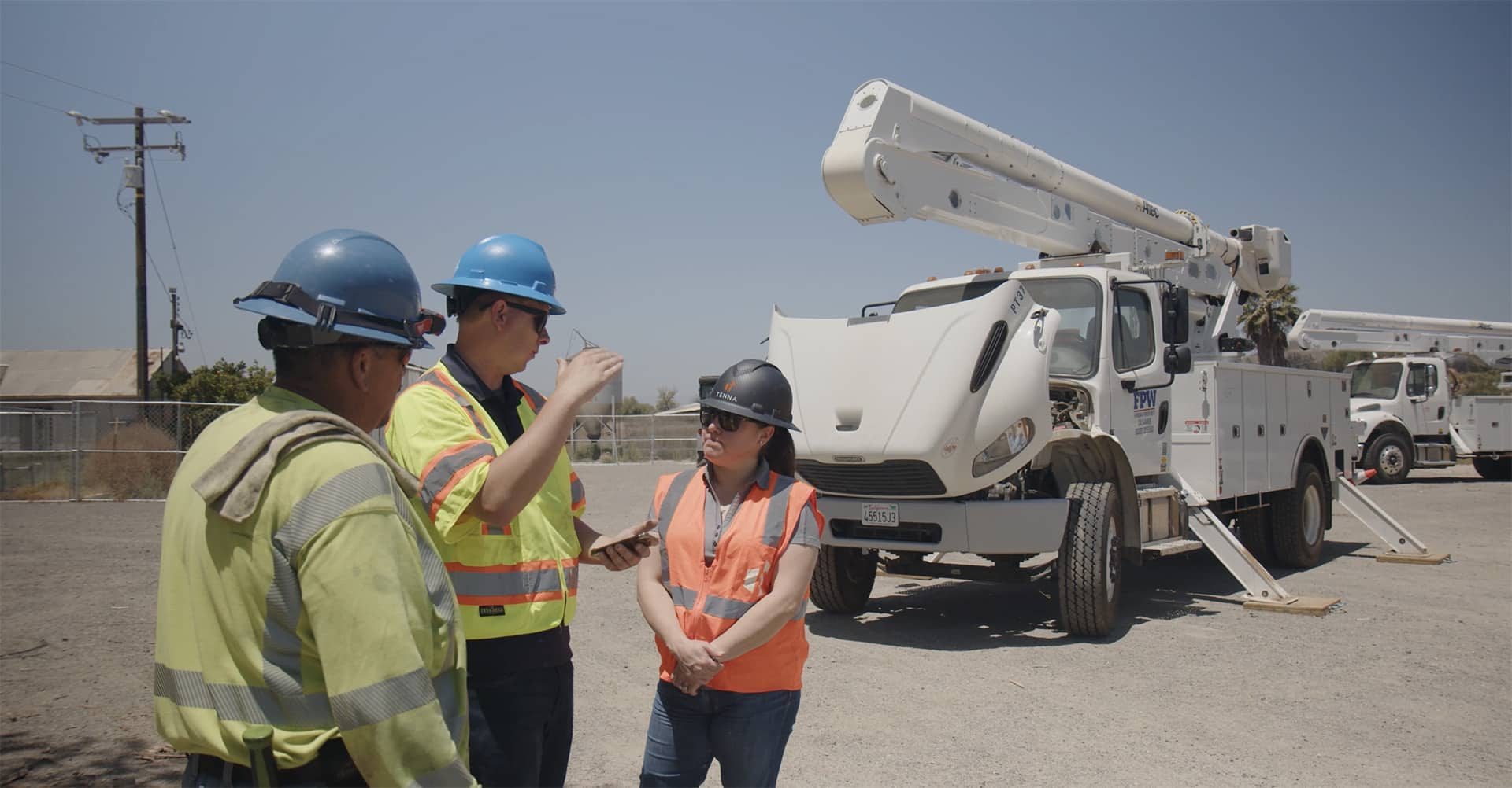 Ferreira Power West team discussing equipment management with the Tenna team